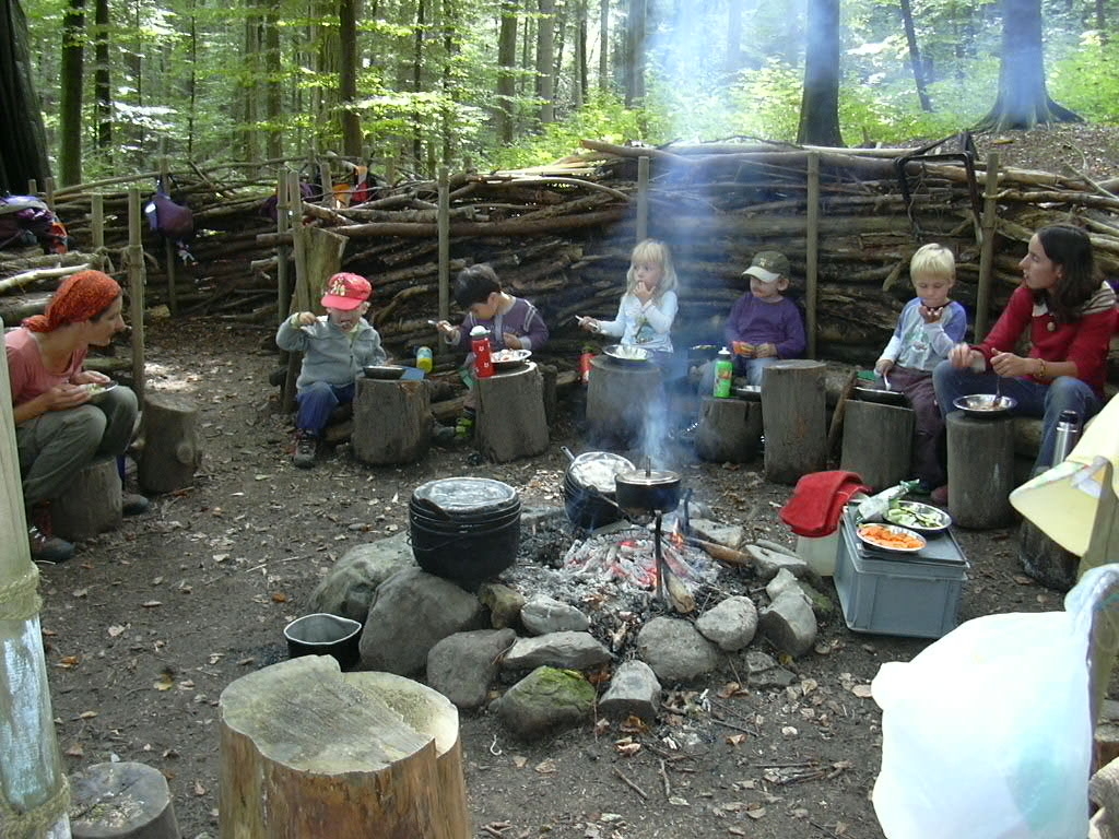 Die Waldsofas der Dusse Verusse Spielgruppen haben ein Feuerstelle in der Mitte, um das Mittagessen auf dem Feuer zu kochen.