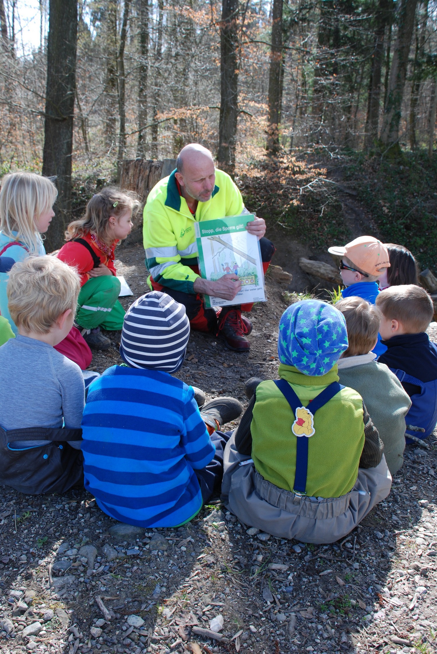 Die Leitungsteam sind in regelmässigem Kontakt zu Förstern, Wildhütern, Land- und Waldbesitzern und zur Gemeinde. Gerne folgen die Förster den Einladungen und kommen zu den Waldgruppen, um den Kindern von ihrer Arbeit zu erzählen und Wissen weiterzugeben.
