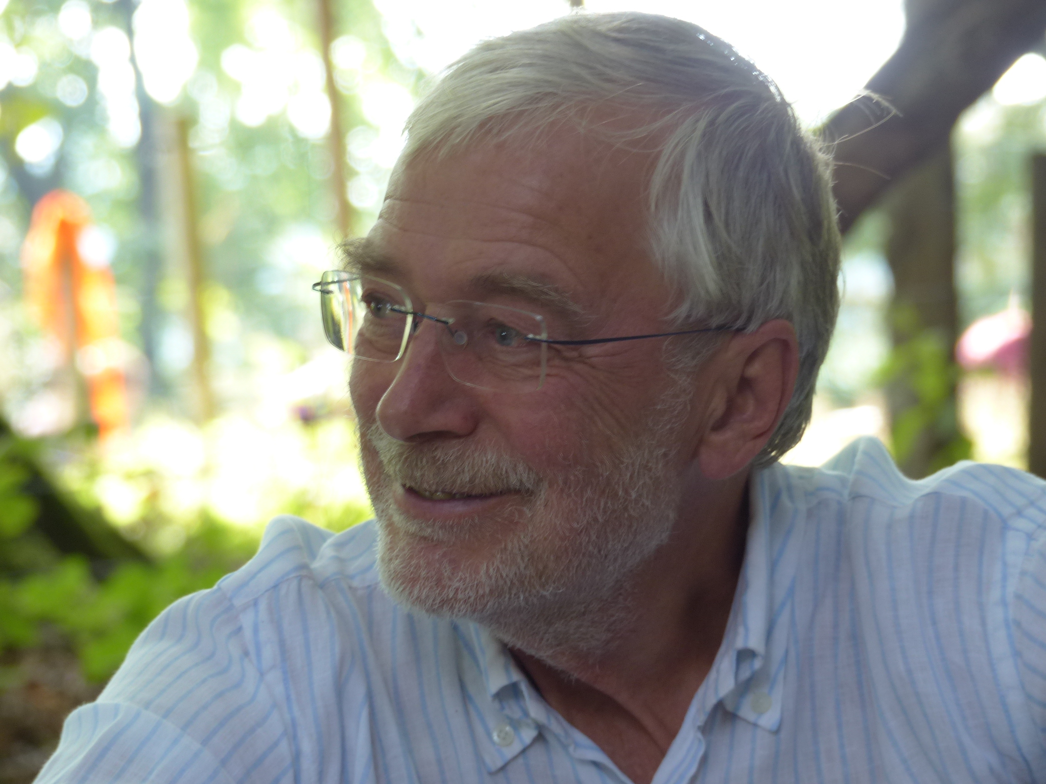 Gerald Hüther betrachtet wie kaum ein anderer Forscher die Verbreitung von Erkenntnissen aus der Hirnforschung als seine zentrale Aufgabe. Er plädiert das Schaffen von Lebensbedingungen, die es ermöglichen, menschliche Potenziale zur Entfaltung zu bringen - nicht nur im Bereich Erziehung undBildung, sondern auch auf der Ebene von politischen und wirtschaftlichen Entscheidungen. Er preist neue Bildungskonzepte, diskutiert mit Unternehmern über zukunftsfähige Kompetenzen und mit PädagogInnen über die Grenzen der Frühförderung.