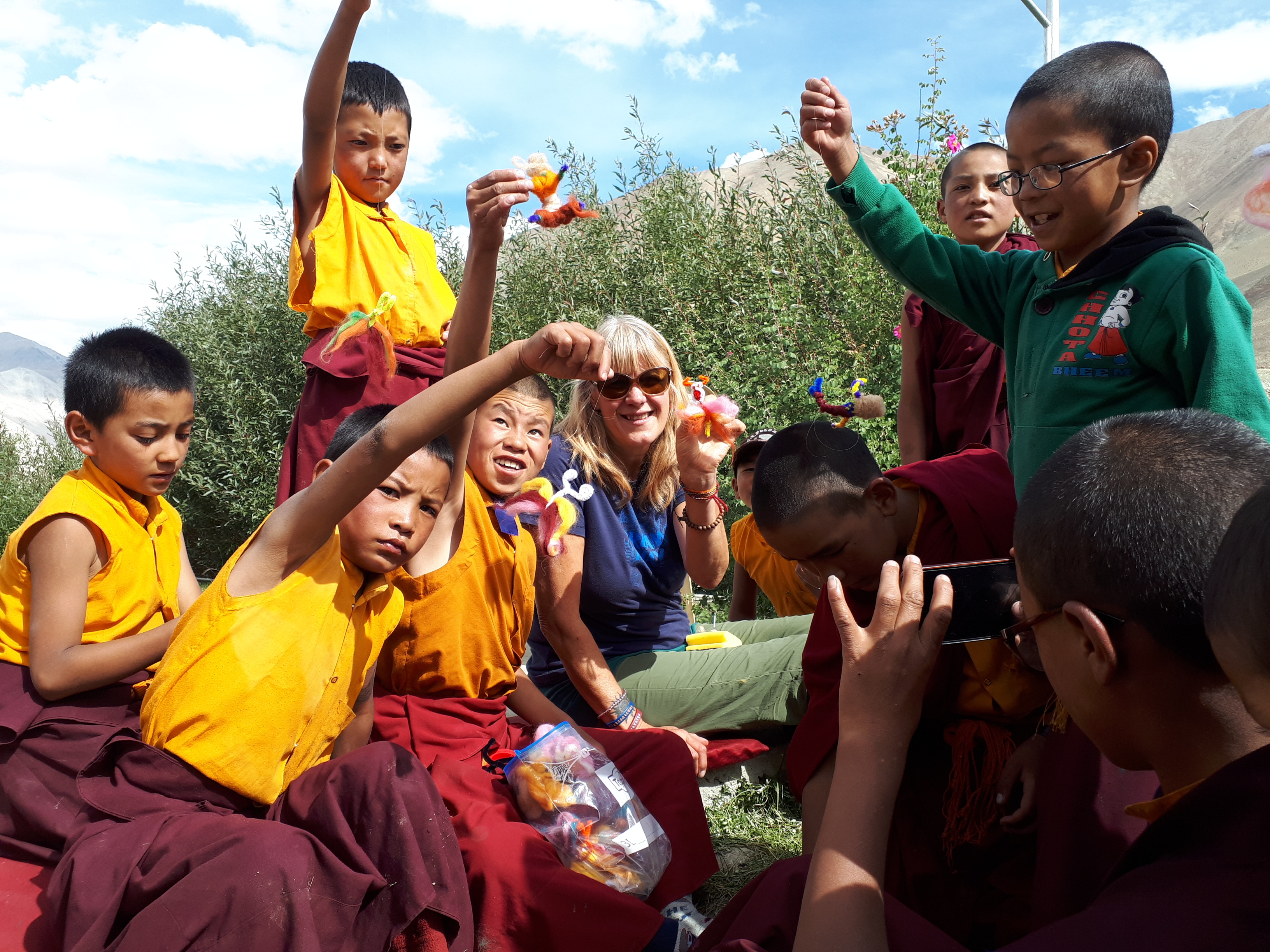 Susanne Mic mit den Kindern der Schule - Sie filzten kleine Figuren