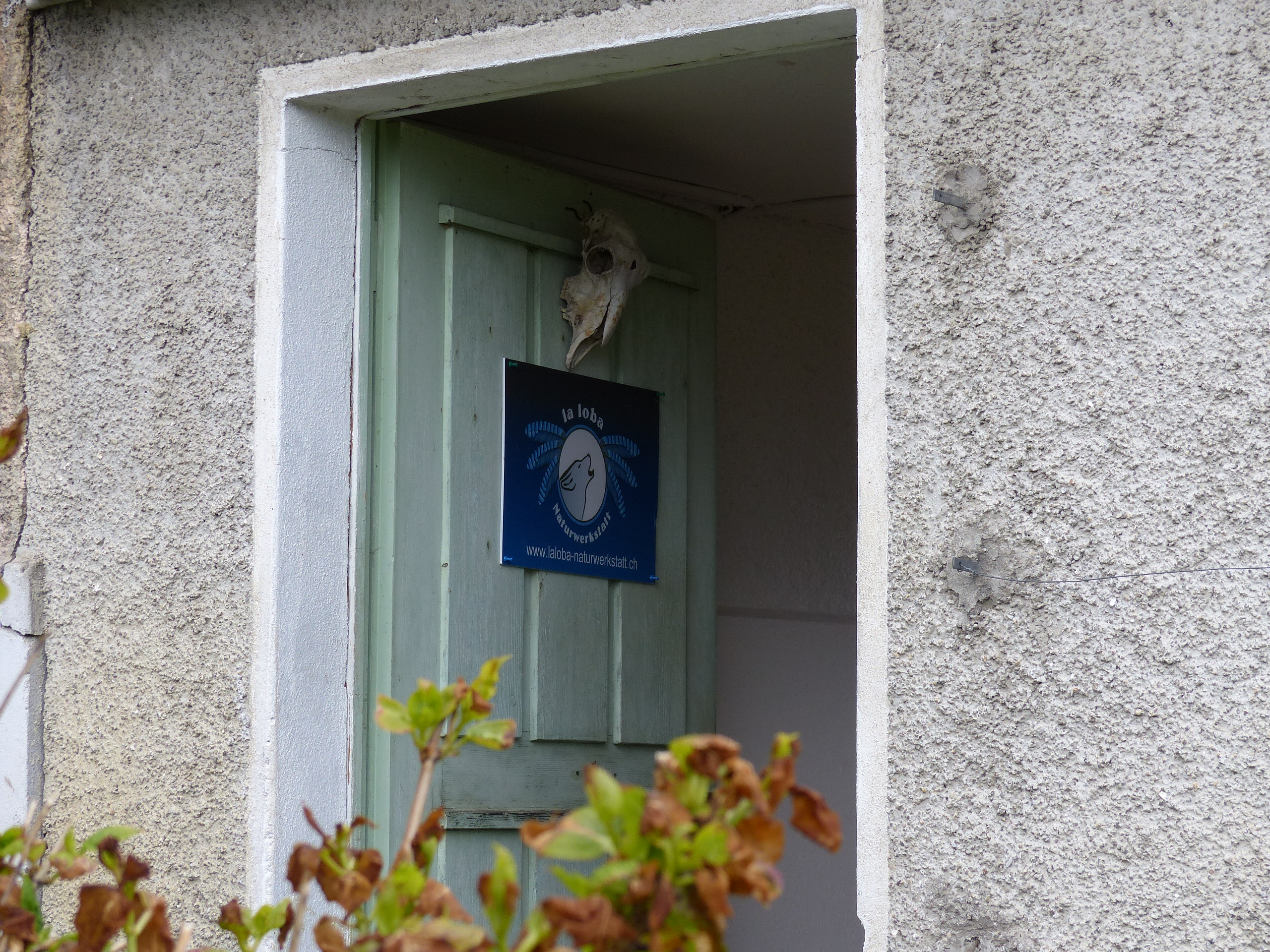 Das ist der Eingang zur „La Labo Naturwerkstatt“ von Christine Müller-Hottinger. Hier veranstaltet sie ihre Sprechstabkurse und gibt auch Trommel- und Rasselbaukurse