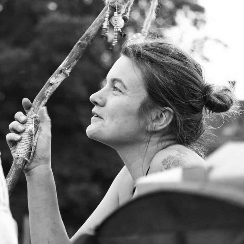 Mutter zweier Teenager, Naturmentorin, Wildnistrainerin, Kräuterpädagogin und Friedenstifterin, gründete 2010 den SpielRaumNatur in Kärnten und ist seither an  Schulen mit Jahresprojekten im Friedenstiften, Naturmentoring für Kinder  und Jugendliche, Frauen- und Mädchenkreisen, sowie     Wildnisangeboten für Erwachsene tätig.