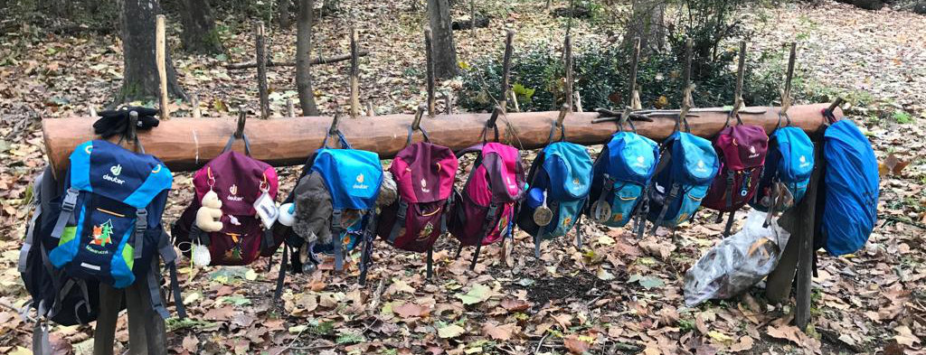 So hängen die Rücksäcke in dem Kindergarten “Traumplatz der Waldkinder”, das sieht genauso aus, wie in dem Waldkindergarten Flensburg. Es sind ganz einfache Gemeinsamkeiten die beiden Waldkindergärten verbindet