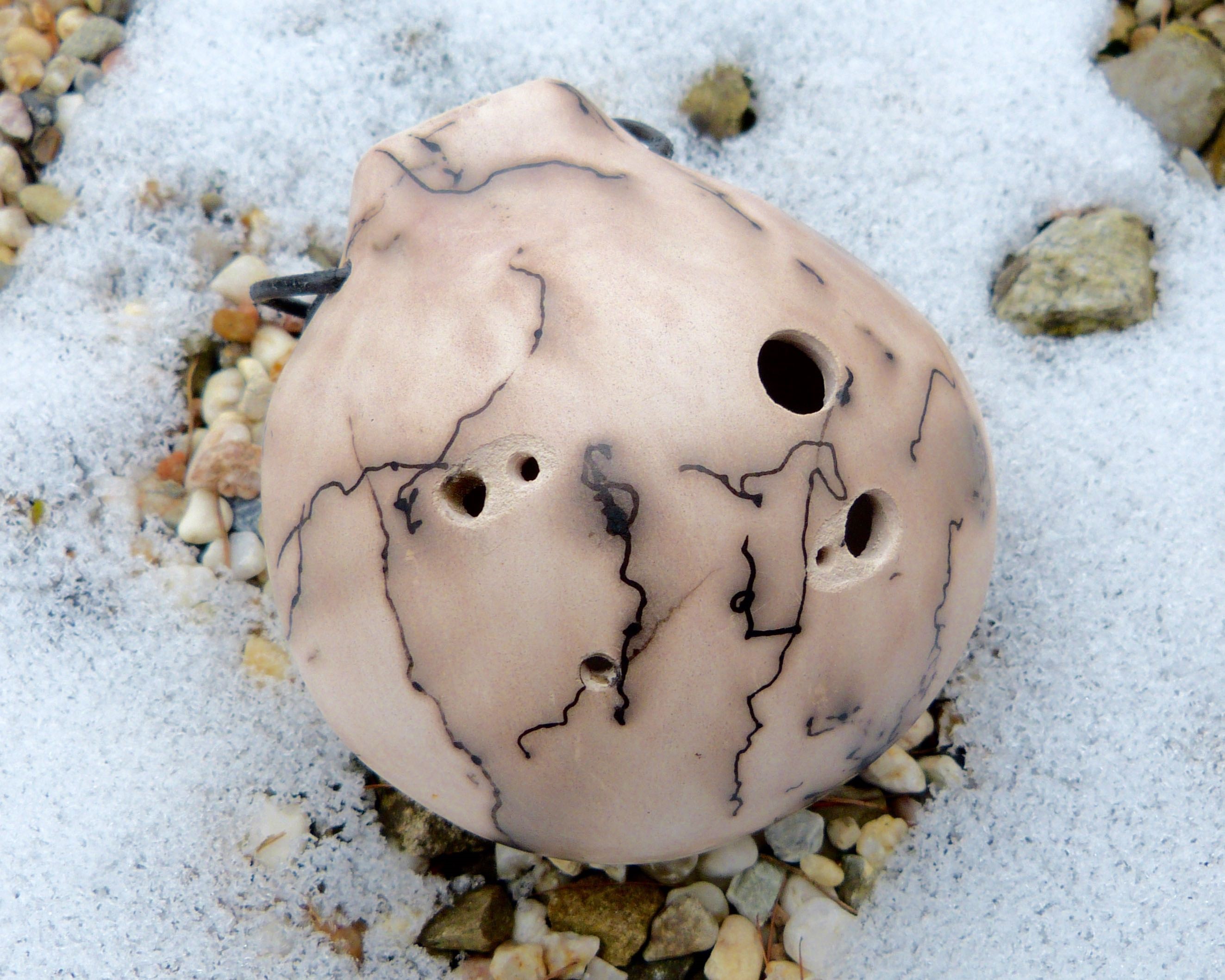 Die Bedeutung von RAKU pendelt zwischen Ungezwungenheit, Gemütlichkeit, Freude und Glückseligkeit. Jasmina Meier baut auch experimentierfreudig Okarinen mit eingebrannten Haarzeichnungen.