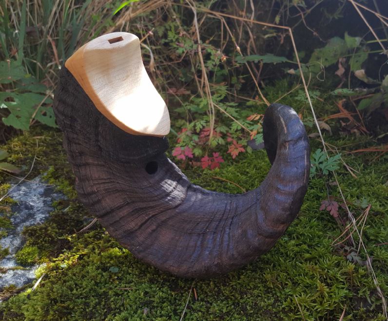 Bündner Oberländer Grundton F Horn mit Mundstück und Labium (schräge Fläche mit der Schneide im Aufschnitt) die von Instrumentenbauer Alois Biberger in das Horn eingefasst wurde