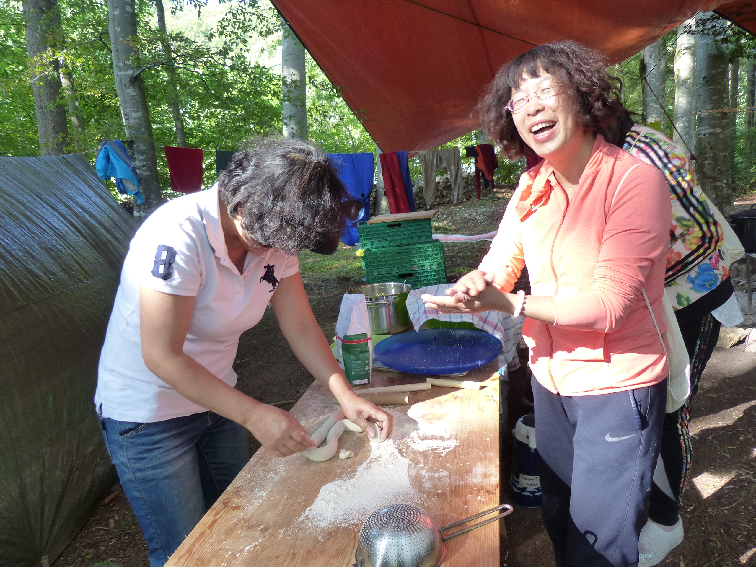 Die Lageratmosphäre war geprägt von offener Herzlichkeit und Freundschaft.
