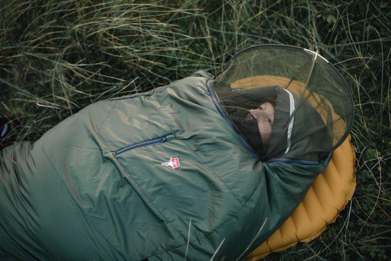 Damit lästige Stechmücken nicht stören, wurde ein 3D-Moskitonetz integriert. Der ideale Schlafsack für Naturliebhaber die gerne mal ohne Zelt am See oder am Fluss bei hoher Luftfeuchtigkeit übernachten.