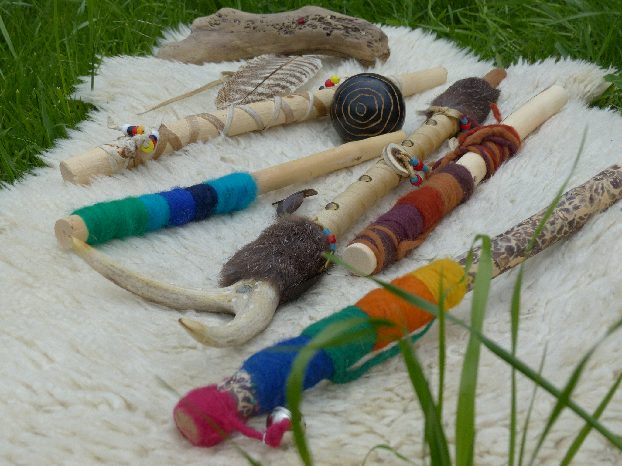 Christines Schatzkiste an verschiedenen selbstgestalteten Sprechstäbe mit Filzwolle, Fell, Leder, Knochen oder Perlen.