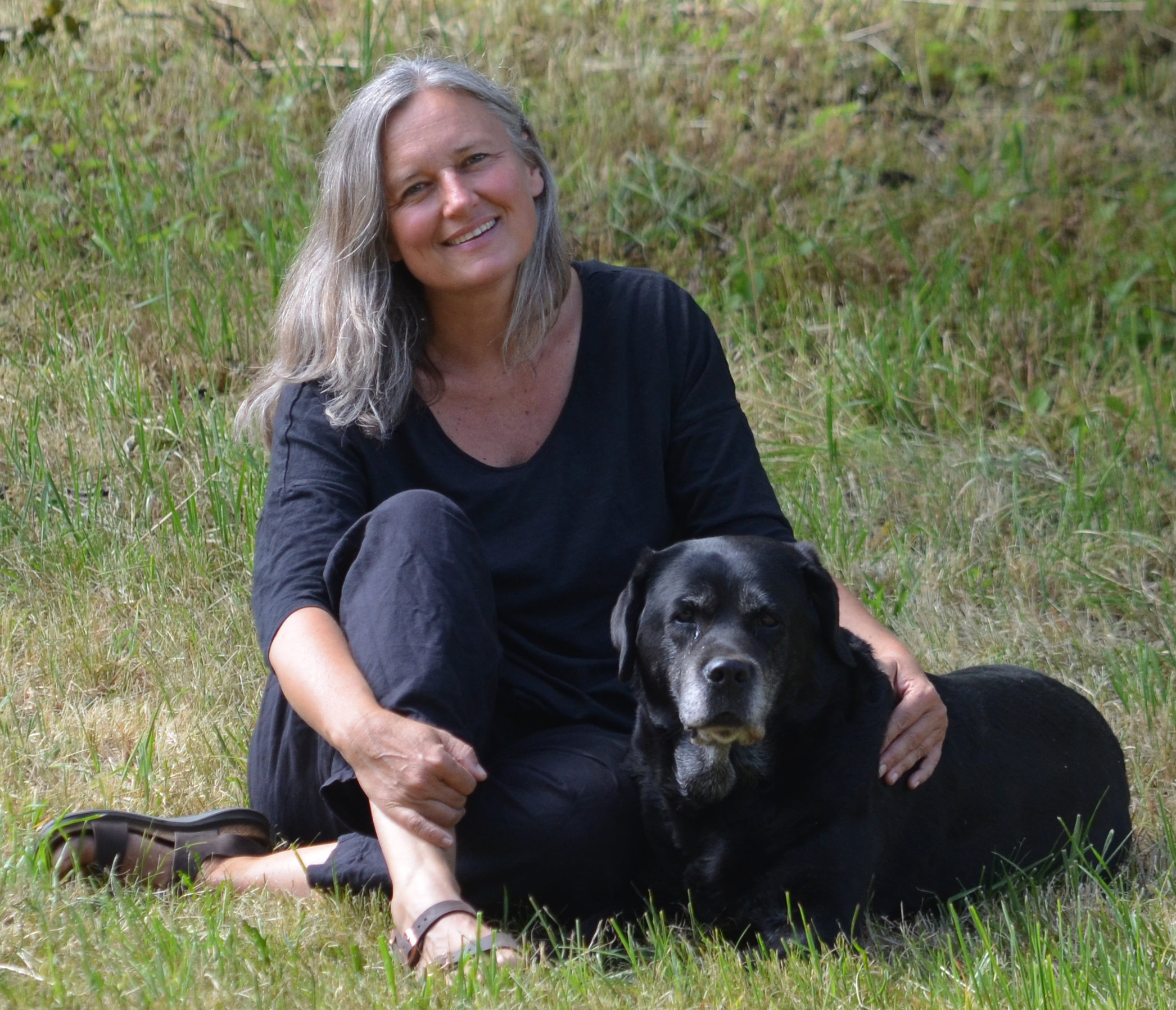 Sabine Simeoni ist Wald- und Wildnispädagogin, Naturmentorin,  Yogalehrerin, Autorin und ausgebildet in traditioneller Phytotherapie.  Ihre Vision ist es, Menschen durch einfühlsames Begleiten in ihren  persönlichen Fähigkeiten zu stärken und ihre Beziehung zur Natur  nachhaltig zu vertiefen.