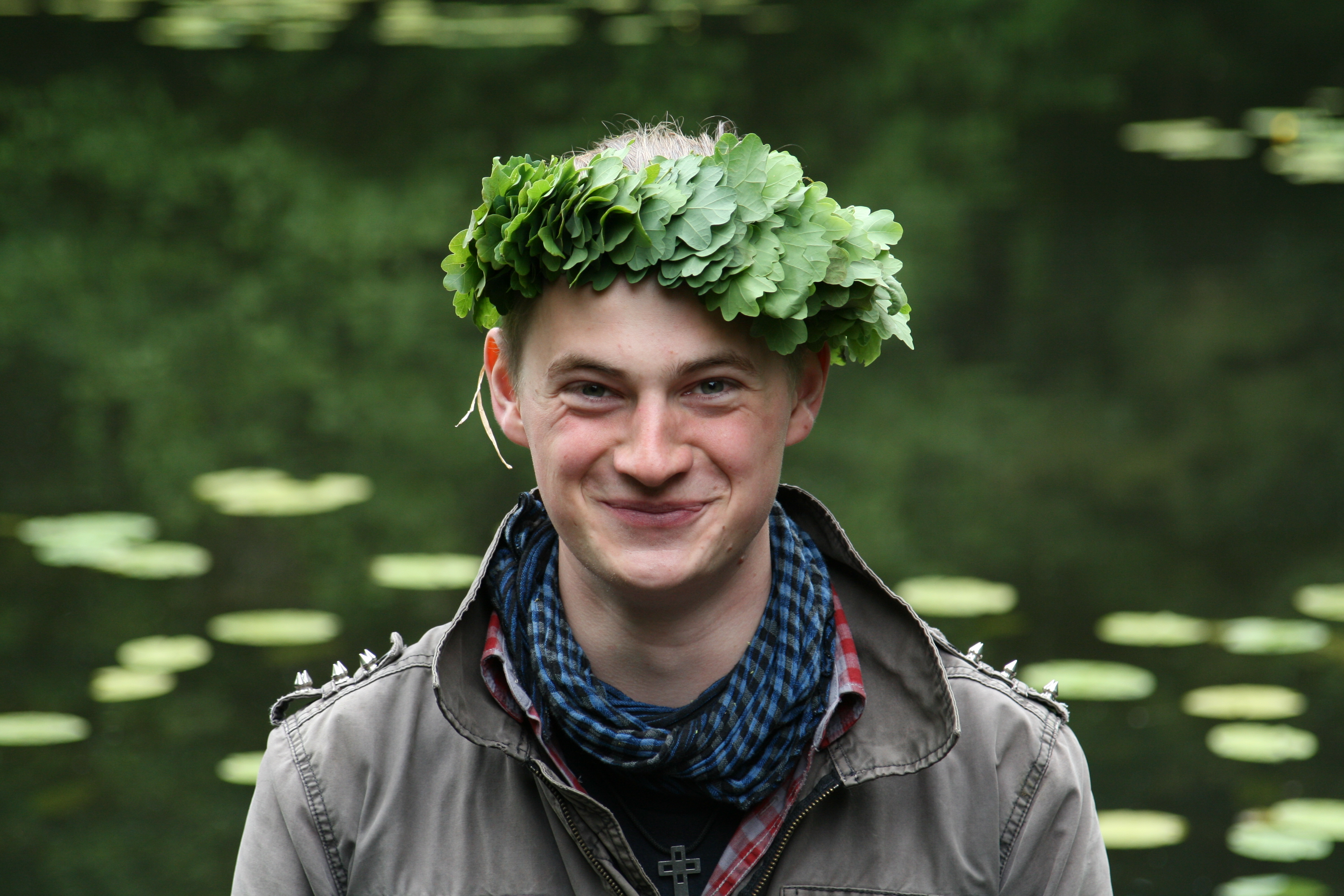 In Lettland feiert man wie in Schweden, das Mittsommerfest. Frauen und Mädchen schmücken sich mit Blütenkränzen, während Jungen und Männer üppige Kronen aus Eichenblättern tragen.
