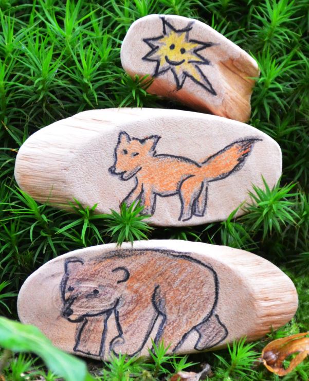 Erzählsteine aus der Geschichte “Vom Fuchs und dem Dachs”, als zum Schluss der Bär und der Fuchs den Stern wieder an seinen richtigen Platz im Himmel zurückbringen