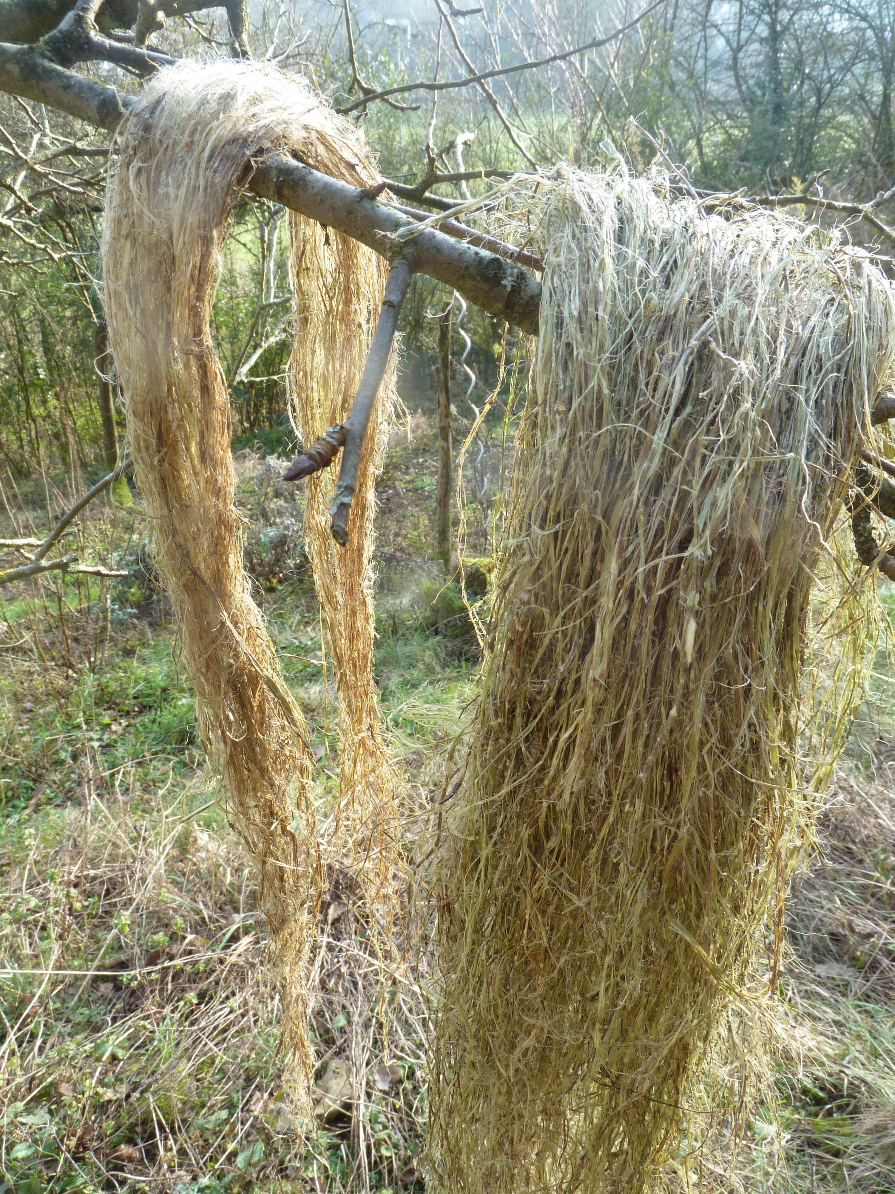 Brennnesselfasern werden zu Fasern gesponnen