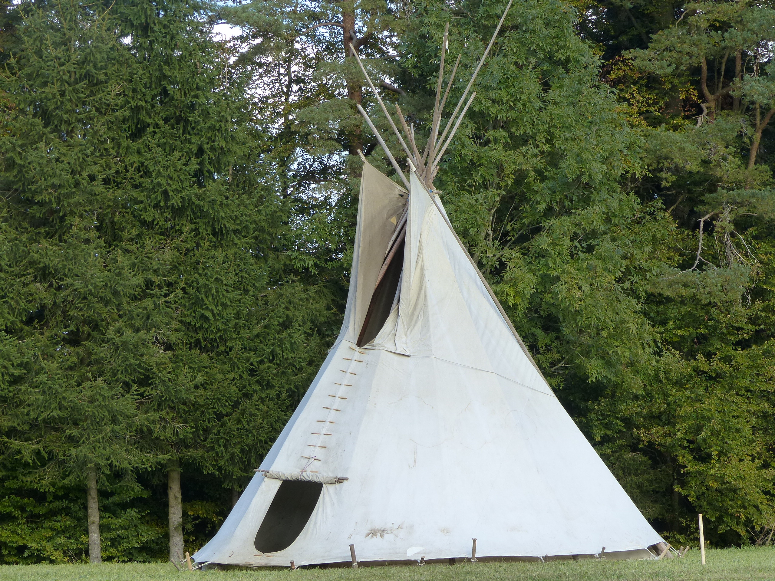 Seit der Gründungszeit 1996 gehören Tipis zu den Projekten der Genossenschaft Feuervogel