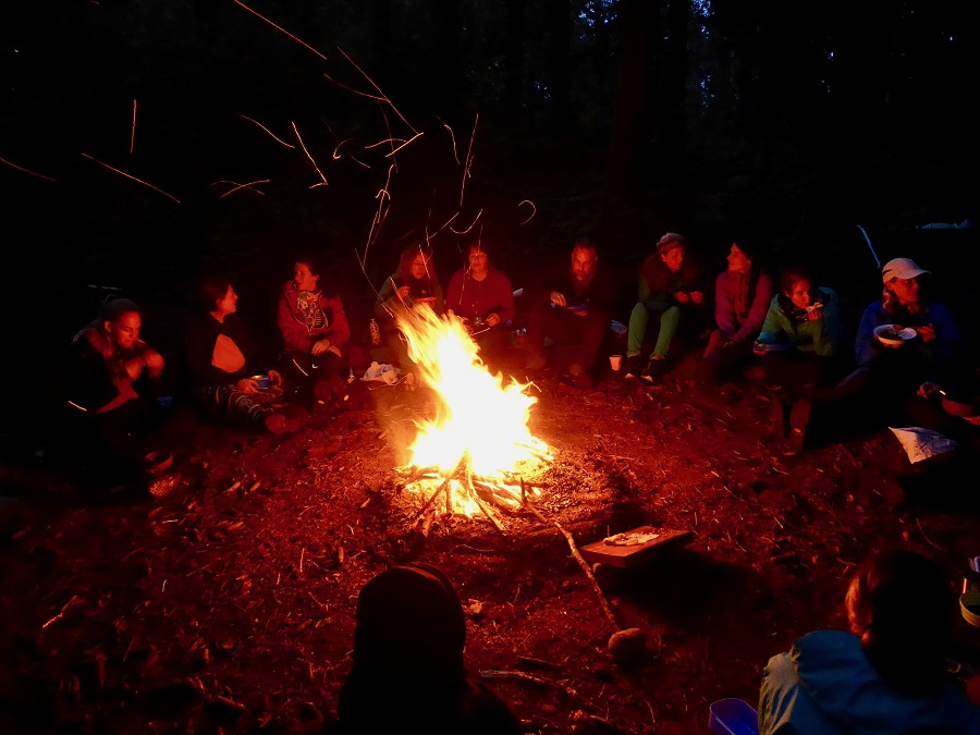 Erzählrunden am Feuer in der Weiterbildung «Meisterschaft Naturpädagogik», dort entdecken die Teilnehmer spielerisch, kreativ und gestaltend die Naturdidaktik und -methodik
