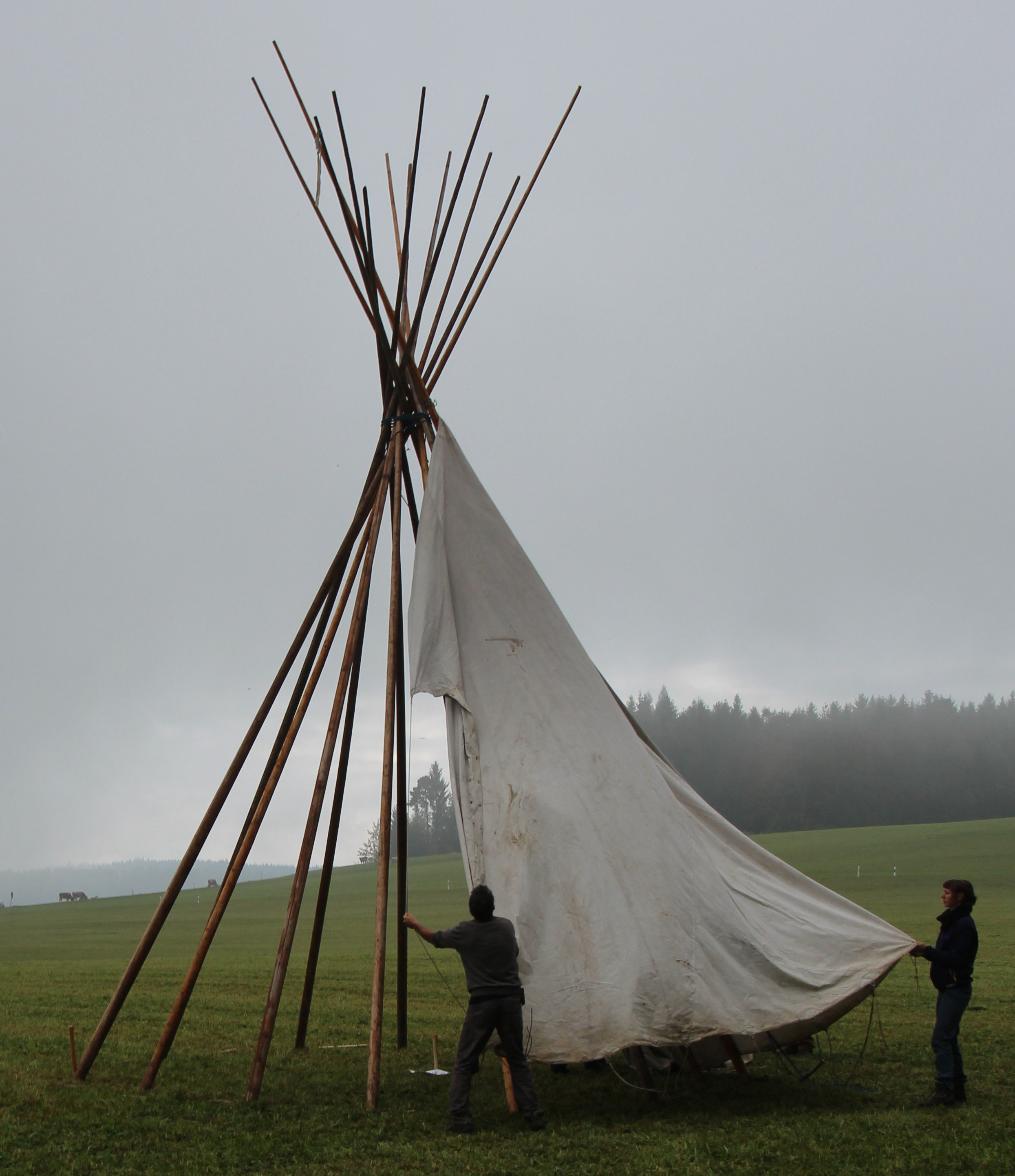 Für den Aufbbau eines Tipis braucht es drei bis mehrere Personen