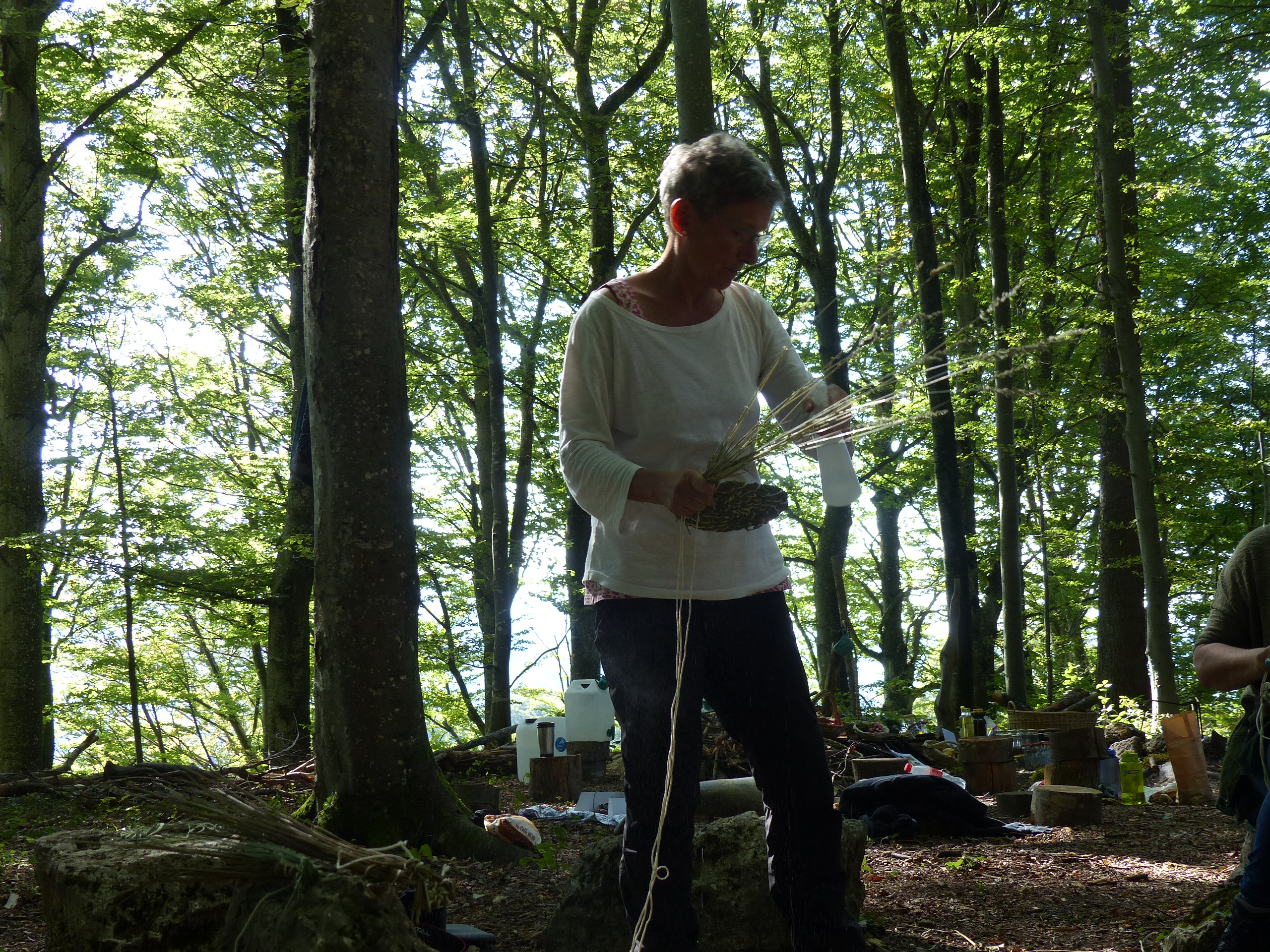 In einer kleinen Oase in der Natur im schönen Homburgerland auf dem Kräuterhof “arsnaturalis” in Wisen findet das Projekt “Graskorb nähen” statt.