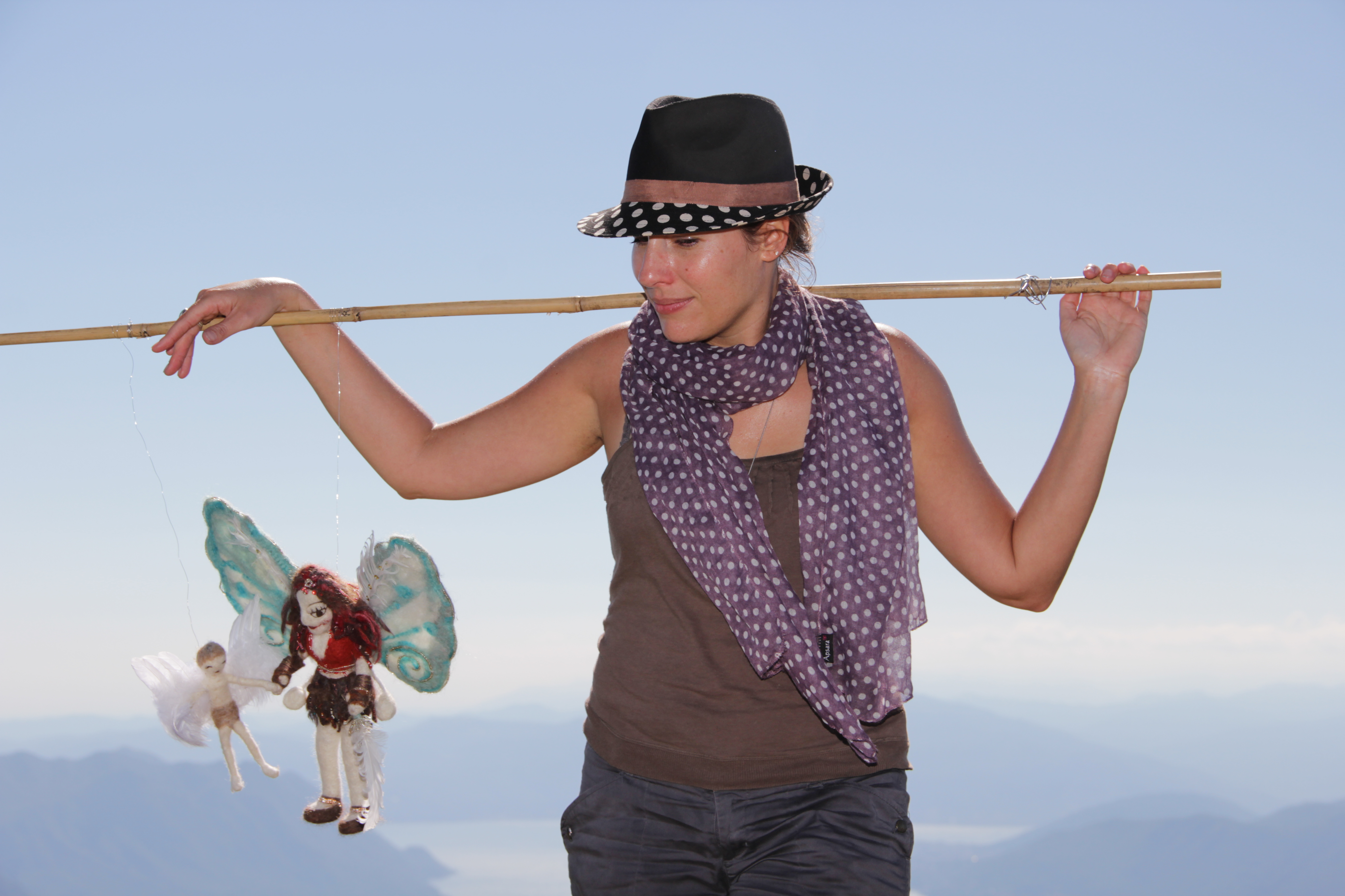 Die Autorin und Farbdesignerin Gisela Kämpf mit ihren Figuren Wini und Elwina