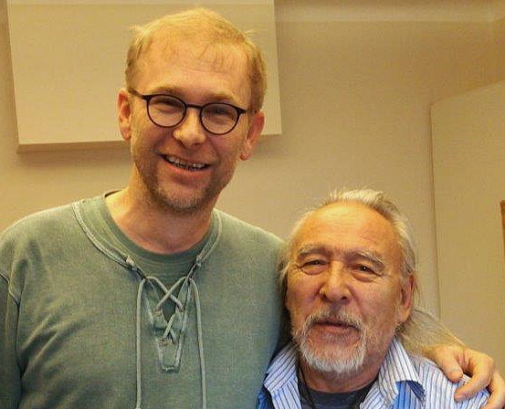 Gerald Ehegartner mit Angaangaq im Gespräch in Salzburg/Österreich 