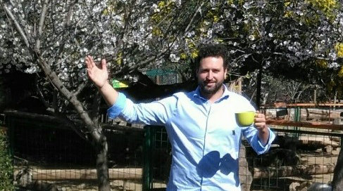 Matías Knust, sociólogo de la infancia, nacido en Alemania, vive desde su infancia en Chile. Con Infothek Waldkinder conversó vía Skype para la entrevista. Aquí se le ve en “Granjaventura”, la granja interactiva de sus padres