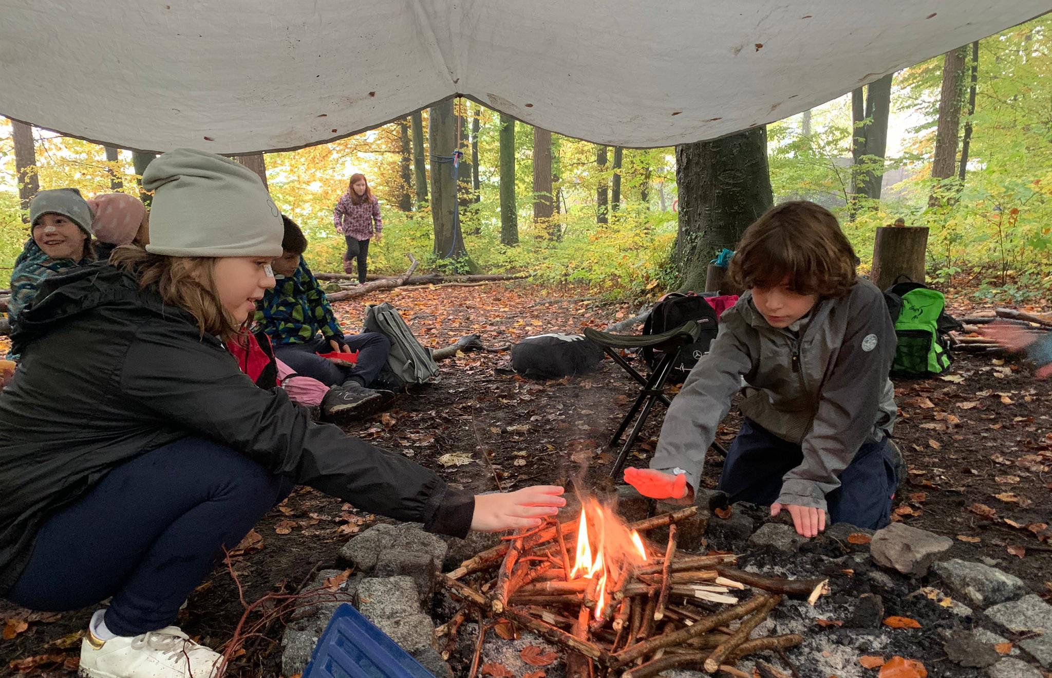 Die 1-3tägigen Walderlebnistage für Schulklassen sind lernen im dreidimensionalen Lebensraum der ermutigt und inspiriert. Der Wald stimuliert das Sehen, Hören, Riechen, Schmecken und Tasten. Im Wald können neben den klassischen Naturthemen jedoch auch hervorragend andere Fächer wie Mathematik, Sprachen, Sport oder Gestalten vermittelt werden