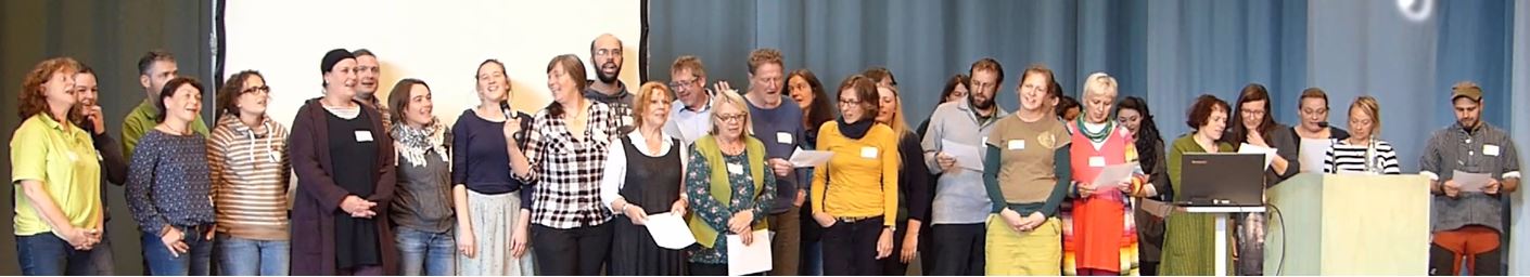 More than 30 participants on stage in Berlin say the song “I am a woodkid” written for the International Day of the Waldkindergarten by the musician and nature pedagogue Marius Tschirky from Switzerland