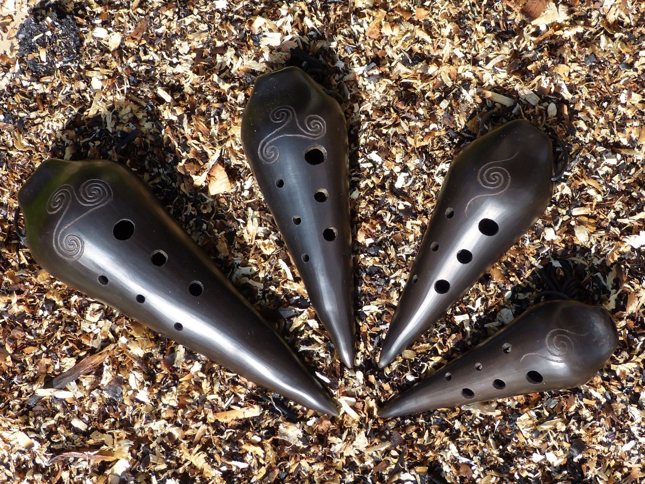 Indianische Ocarinas mit Raku in schwarz in verschiedenen Stimmungen von  Bass bis Sopran, die Jasmina Meier in ihrem Atelier selber baut