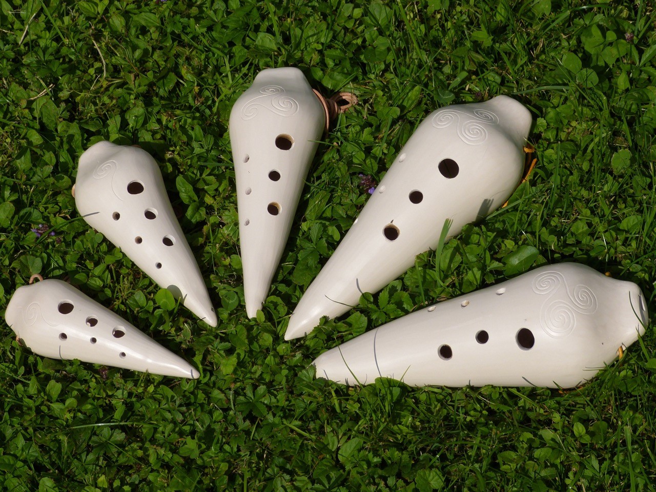 Indianische Ocarinas in weiss in verschiedenen Stimmungen von Bass bis Sopran, die Jasmina Meier in ihrem Atelier selber baut