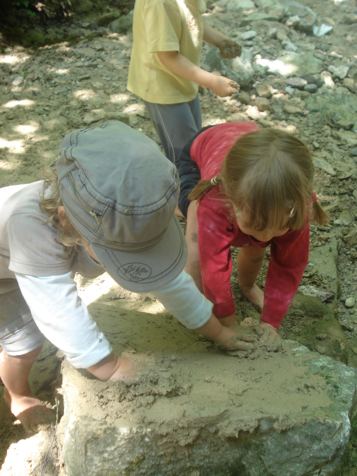 Eigenständig Lehm entdecken ist ein sehr sinnliches Erlebnis für die Kinder im Wald
