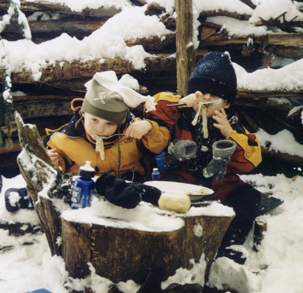 Gekochte warme Mahlzeiten über dem offenen Feuer geben im Winter einen warmen Bauch