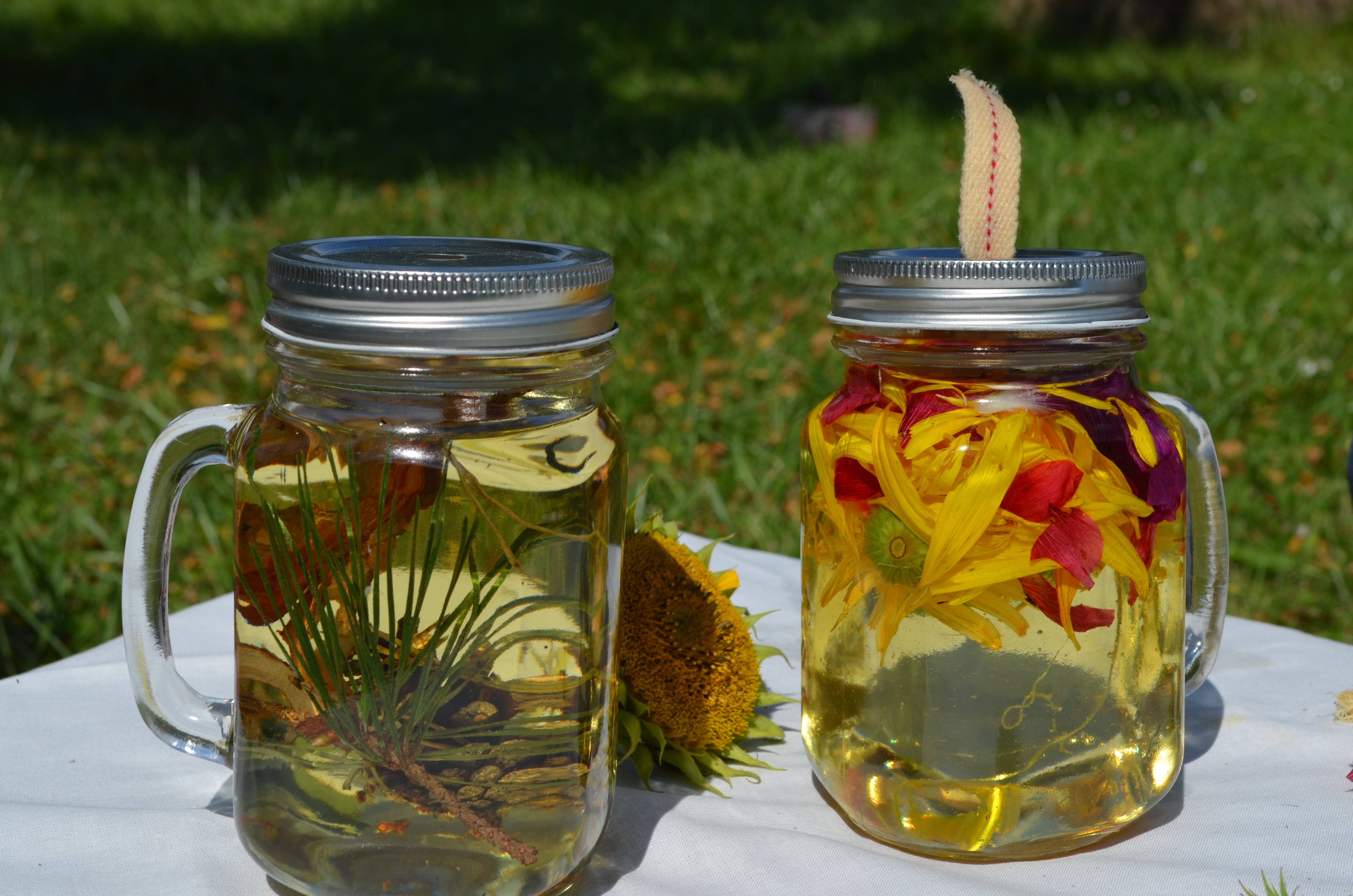 Hier ist ein Öllicht für die dunklen Monate im Jahr. Mit den Ideen in dem Buch, ist das ursprüngliche Handwerk gemeint. Mit einfachen Materialien aus der Natur werden sie hergestellt.