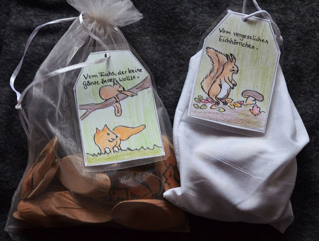Das sind die Geschichtensäckchen mit dem gemalten Eitkett, damit die Kinder selbst wählen können, welche Geschichte sie hören wollen oder sich Säckchen zum selber Geschichten erzählen nehmen können