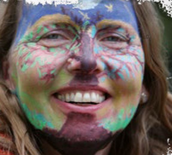 Körpermalerei und Tanz-Therapie zusammen und verwebt diesen reichen Hintergrund zu einem ganz neuen Teppich