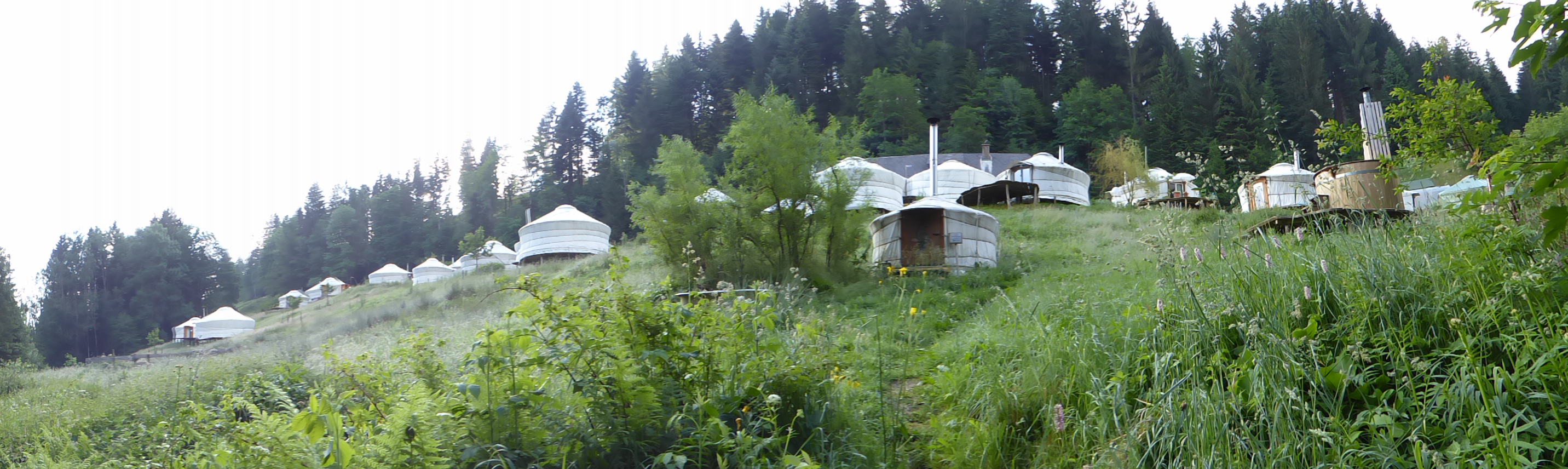 Das Jurtendorf in Luthern Bad. Wenige
Fussminuten vom Ort gelangt man in das Seitental in dem das terrassenförmig
angelegte Dorf in der Nähe vom Napf liegt.