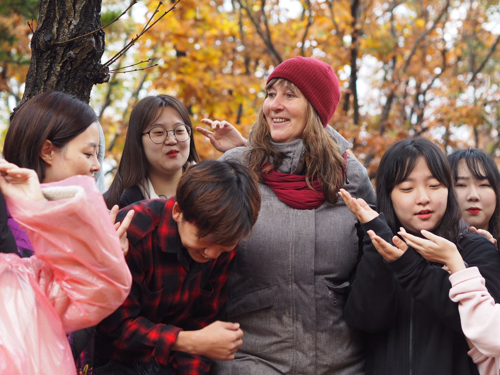 Petra Jäger with a group of participants at the congress “Nature, Free Play, Community”, College Chung Kang, after an hour of continuous rain the umbrellas could be left out