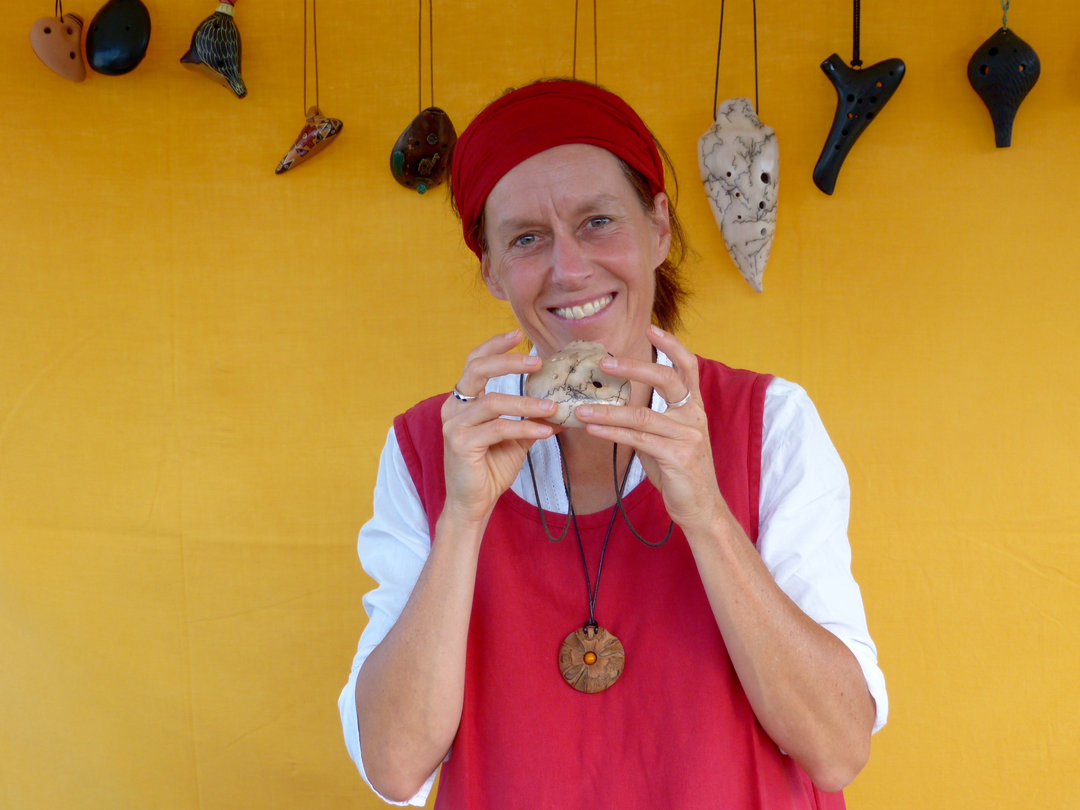 Bis zum Sommer ist Jasmina Meier für ihr ganz persönliches Herzensprojekt, in Aswan, in Südägypten, unterwegs. Bis dahin werden sich alle Liebhaber der Okarina gedulden, um sie dann wieder auf den Märkten oder in ihrem Atelier anzutreffen. In der Zwischenzeit erfüllt ihre Okarinafee, die Herzenswünsche ihrer Kunden vor Ort in der Schweiz und berät sie.     