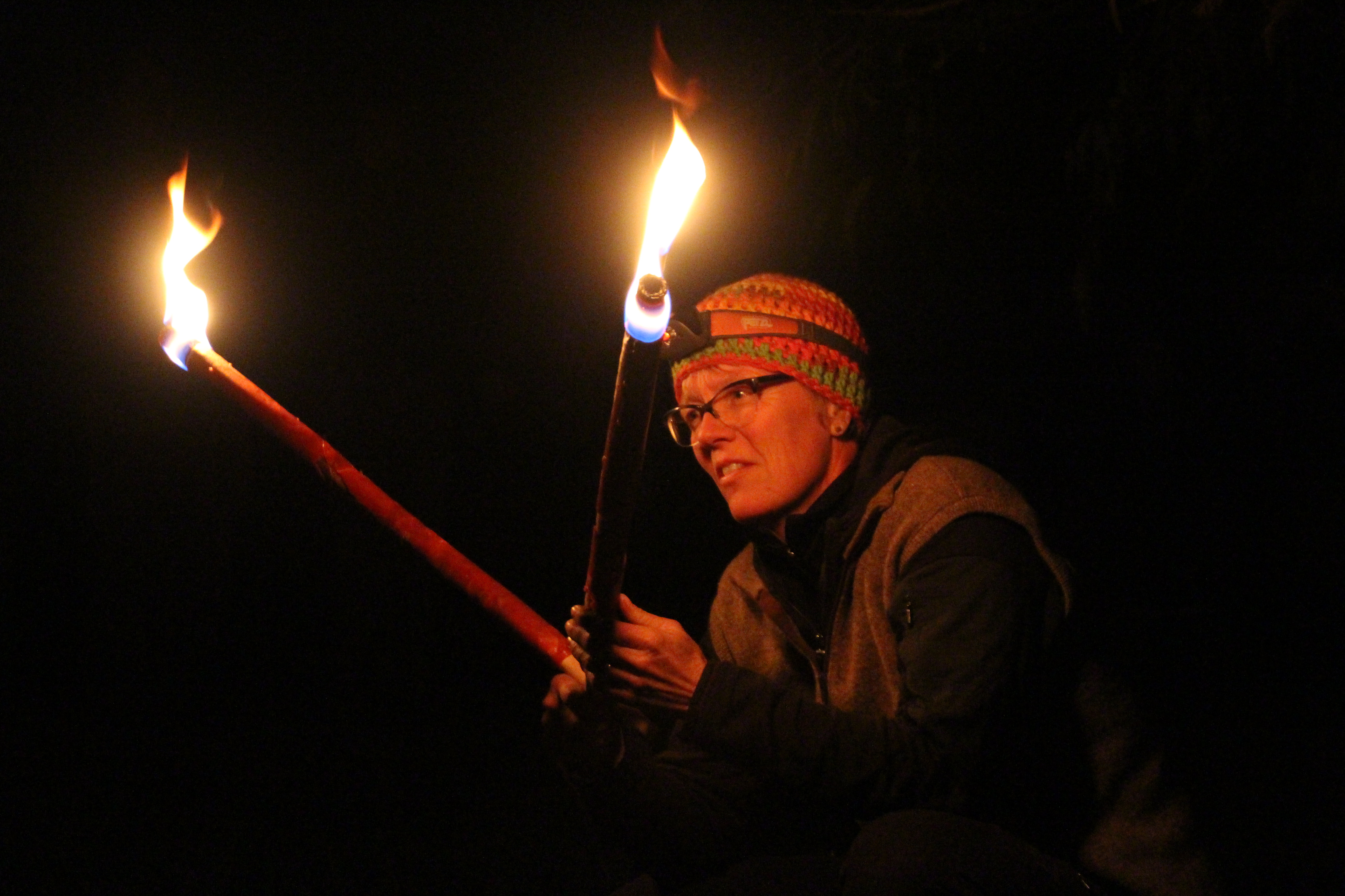 Zwei Fackeln leuchteten auf im Dunkeln und entzündeten den schwebenden Feuervogel