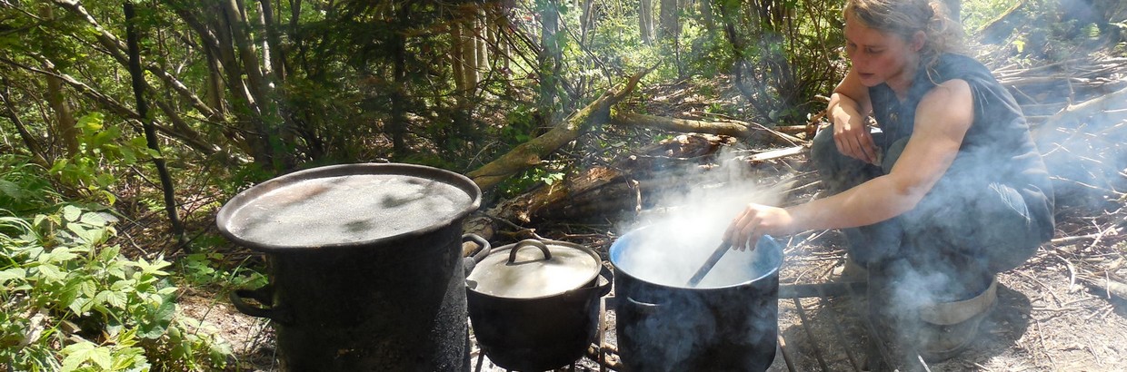Verantwortung übernehmen, mitwirken. Einen Rahmen bieten, in dem andere Menschen erleben, lernen, Erfahrungen machen können. Die Natur ist uns nicht Bühne – sondern erinnert uns immer wieder ganz und gar einzutauchen und uns mit ihr zu verbinden.