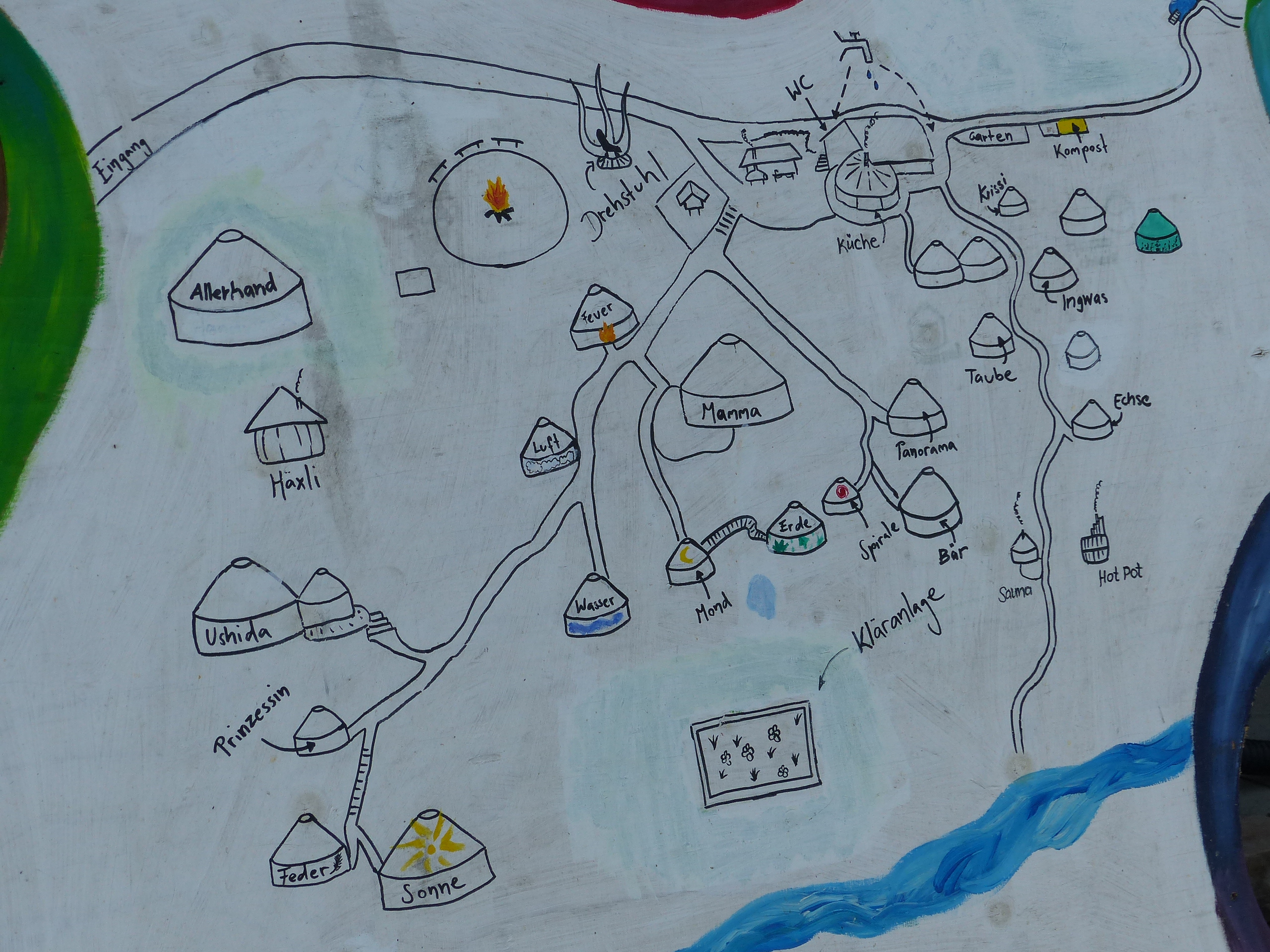 Übersichtsplan vom Jurtendorf. Die Besucher können
sich orientieren und finden die Wege zu den Toiletten, Gäste- und Seminarjurten.