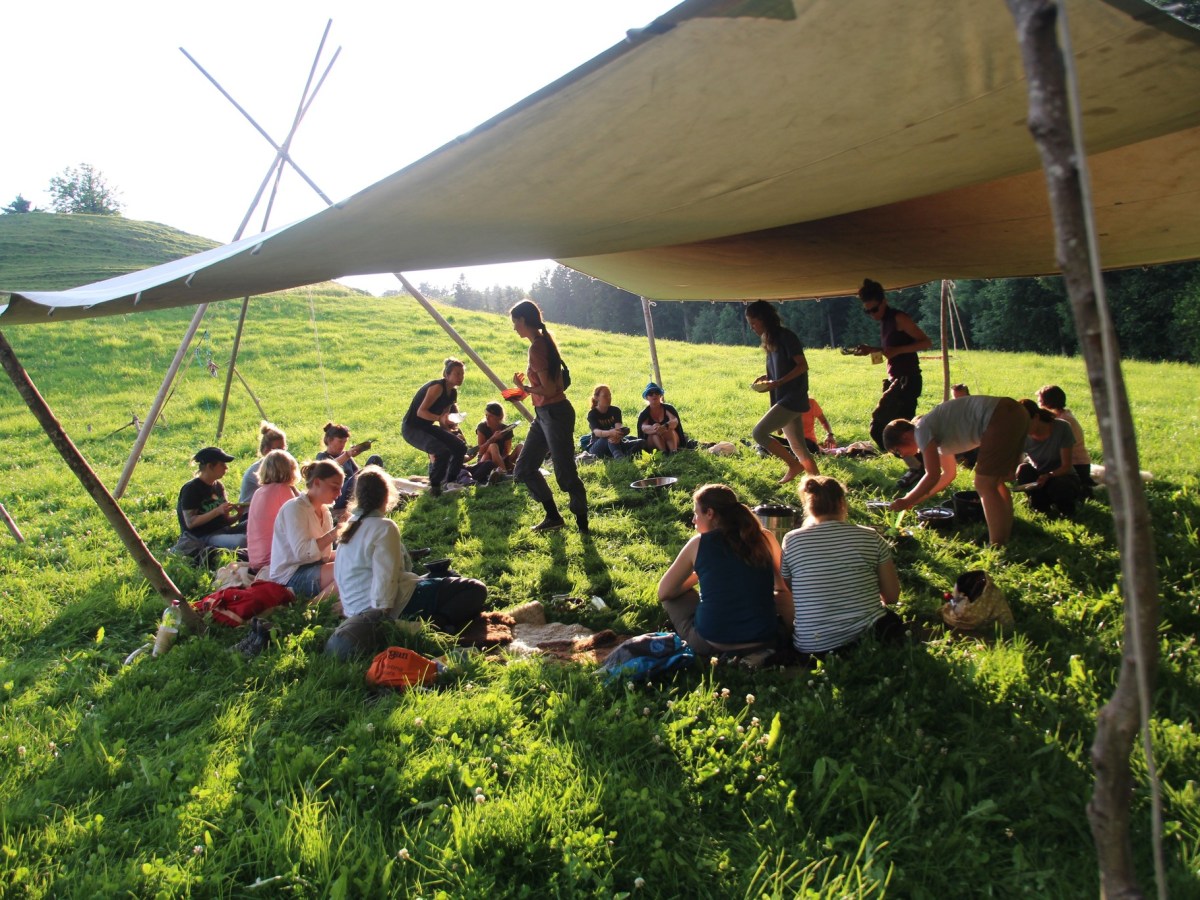 Weiterbildung Naturpädagogik: Inspirierend coacht die Kursleitung mit natürlicher Leichtigkeit durch das&nbsp;Jahr